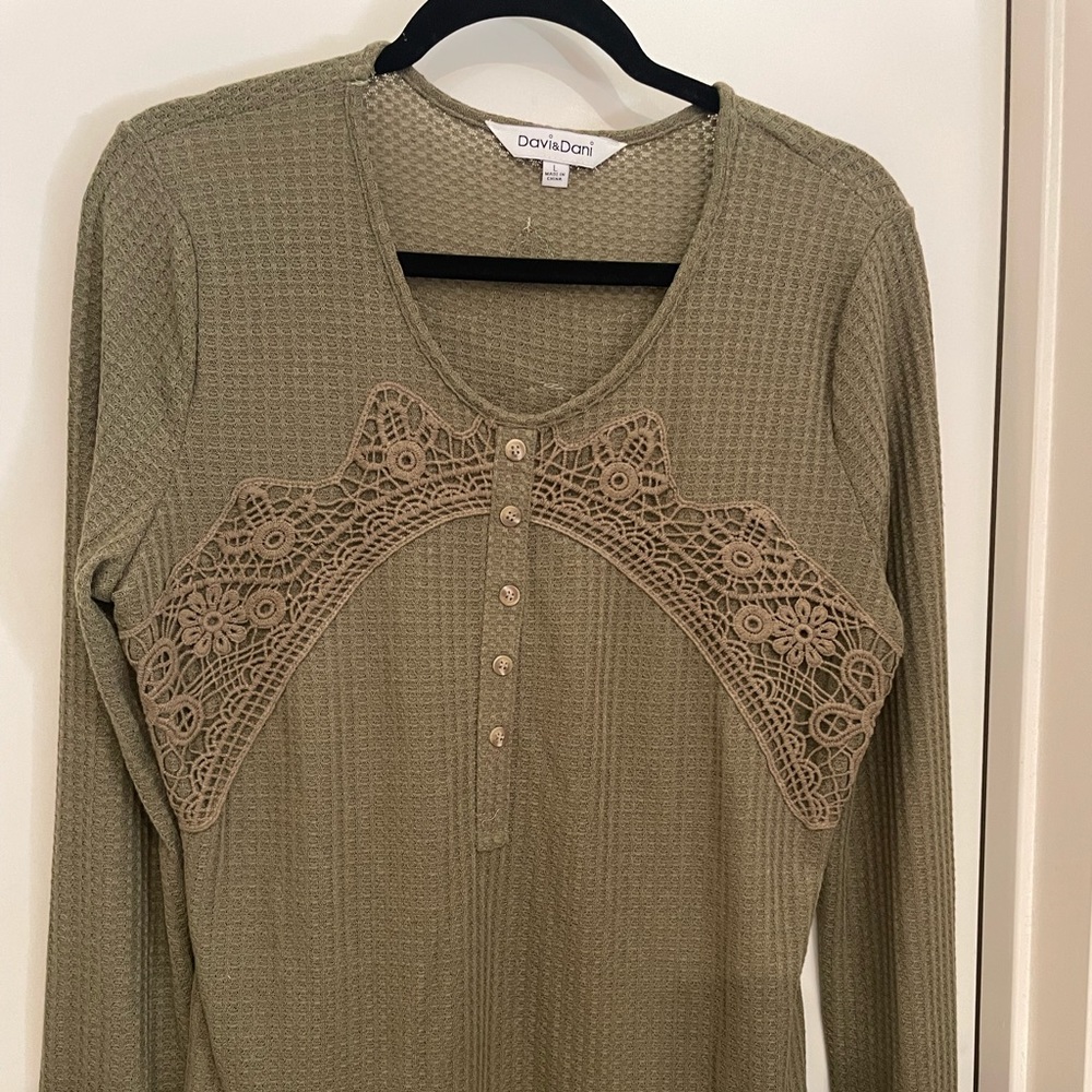 Davi and Dani large olive green top, like new